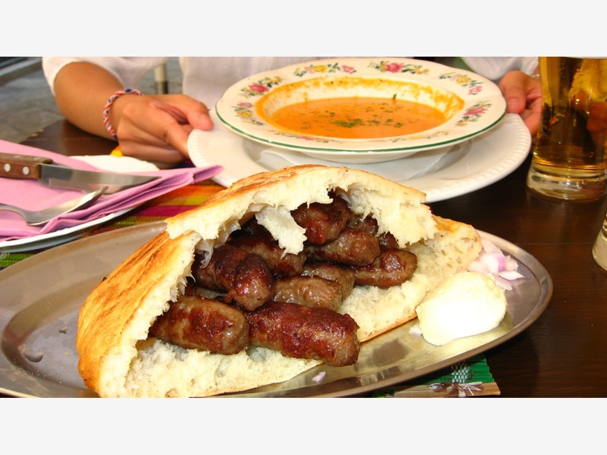 Cevapcici in Taschenbrot