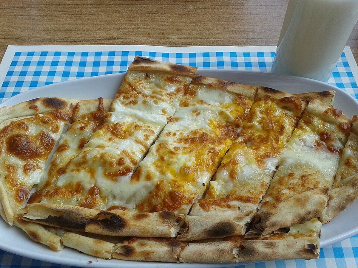 Pide Käse + Zwiebeln