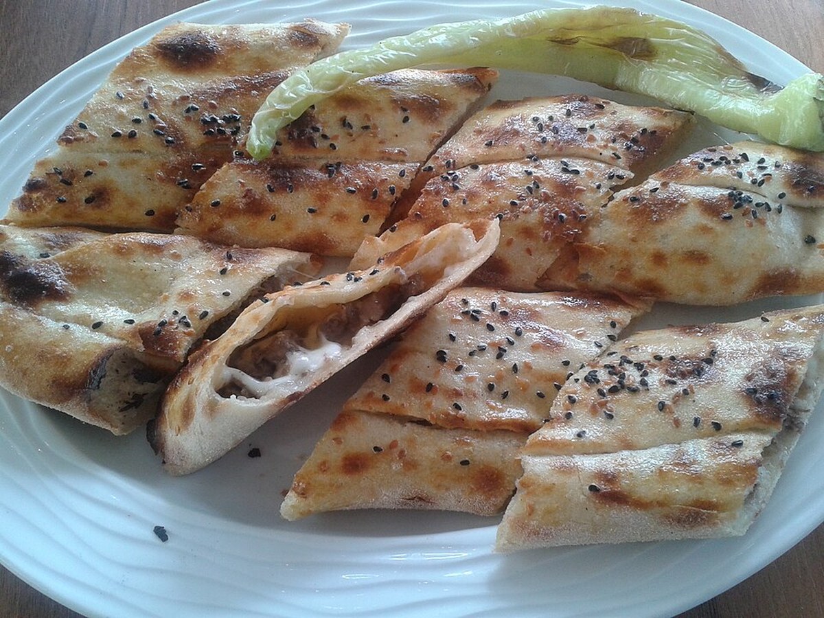 Pide Peperoni