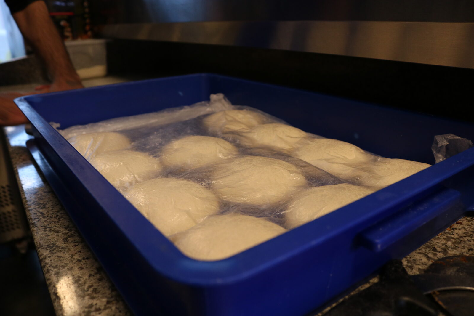 Frischer Pizzateig in der Gärung bei Mig Mig