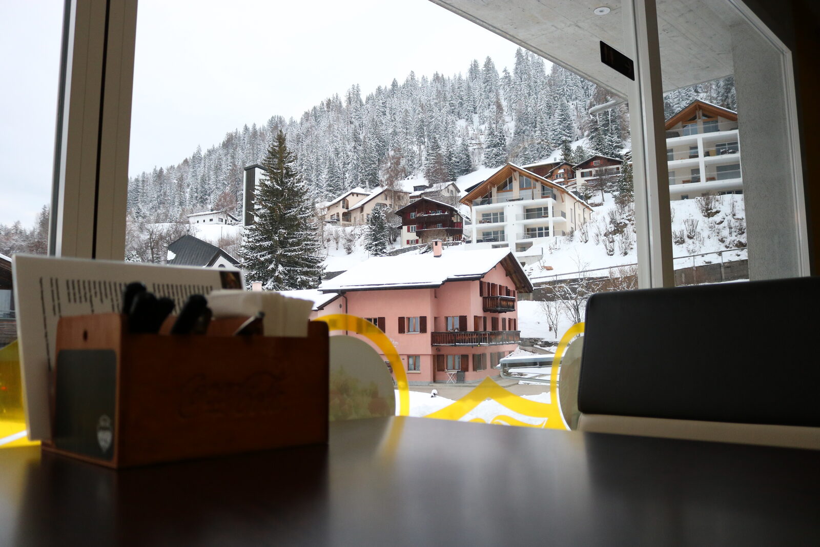 Ausblick aus dem Mig Mig Restaurant auf Churwalden und die verschneite Berglandschaft