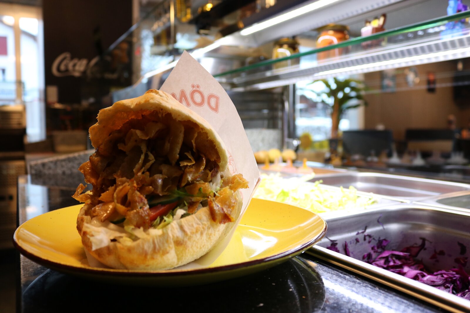 Frisch gerollter Dürüm Kebab bei Mig Mig