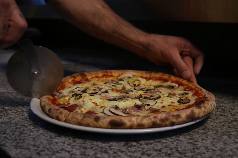 Tellergericht mit frischem Salat und Beilagen