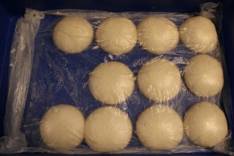 Kebabfleisch wird frisch geschnitten