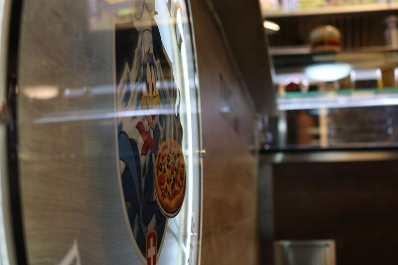 Pizza schneiden für den Service