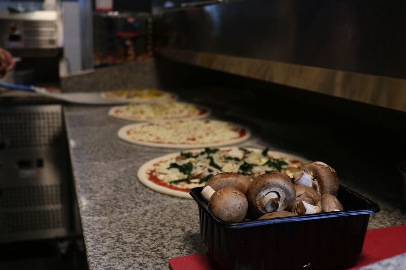 Knusprige Pizza mit schweizer Fleisch