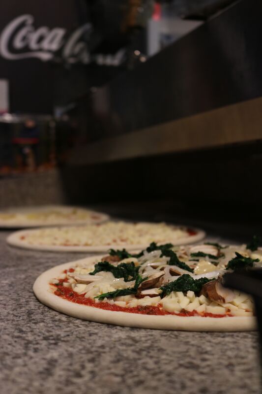 Pizza frisch aus dem Steinofen bei Mig Mig