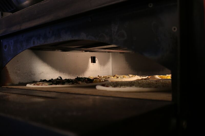 Pizza wird belegt