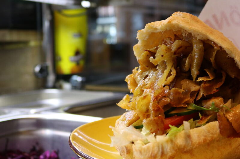 Frisch gerollter Dürüm Kebab