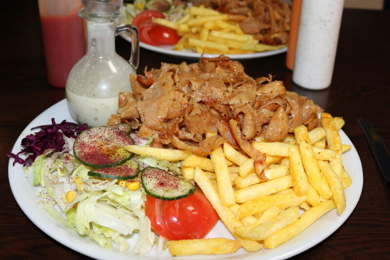 Kebab-Plate mit Pommes und frischem Salat