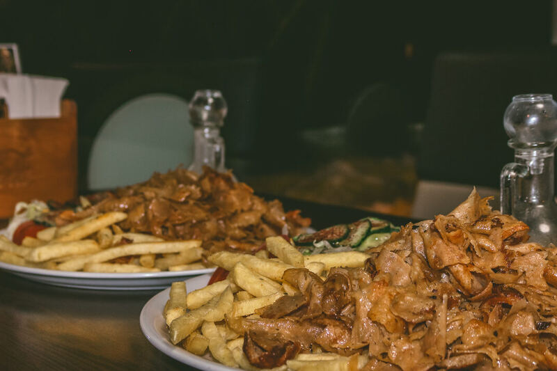 Saftiger Kebab-Teller mit Beilagen