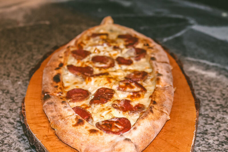 Frisch gebackene Pide mit Sucuk und Käse