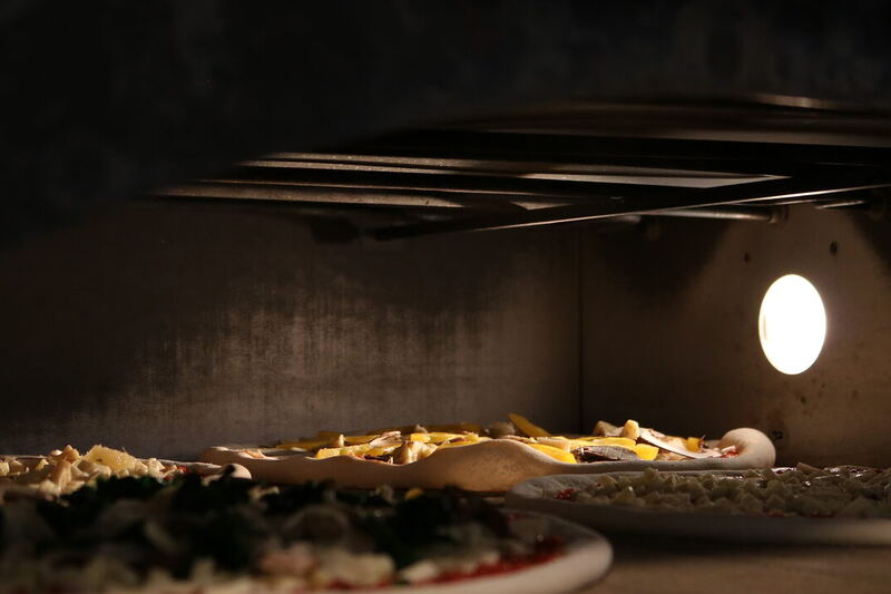 Pizzen im heissen Steinofen