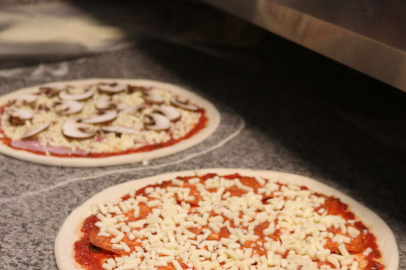 Pizza frisch belegt vor dem Backen